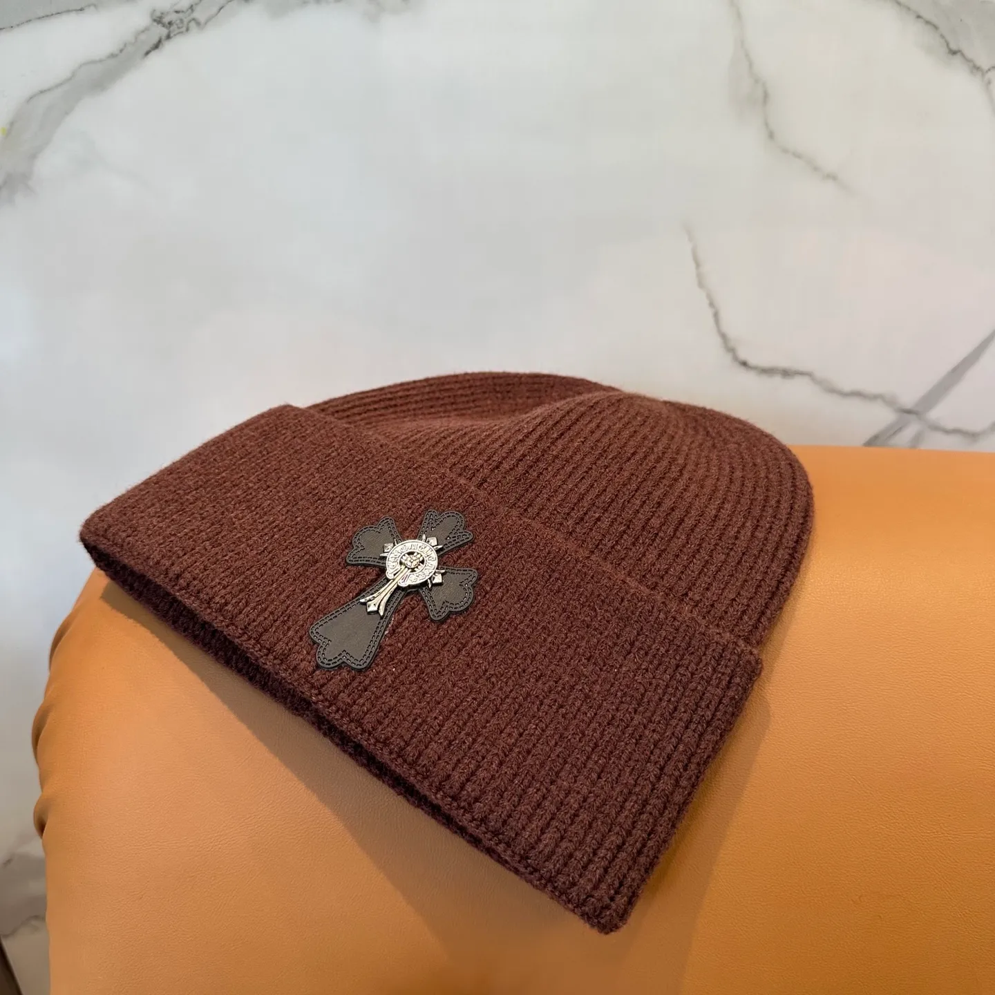 P46 🤍Chrome hearts new autumn and winter cross knitted hat🧶 One of the must-have hats in autumn and winter~ It really looks good on whoever wears it~, it is also a perfect match in black and white and gray in autumn~